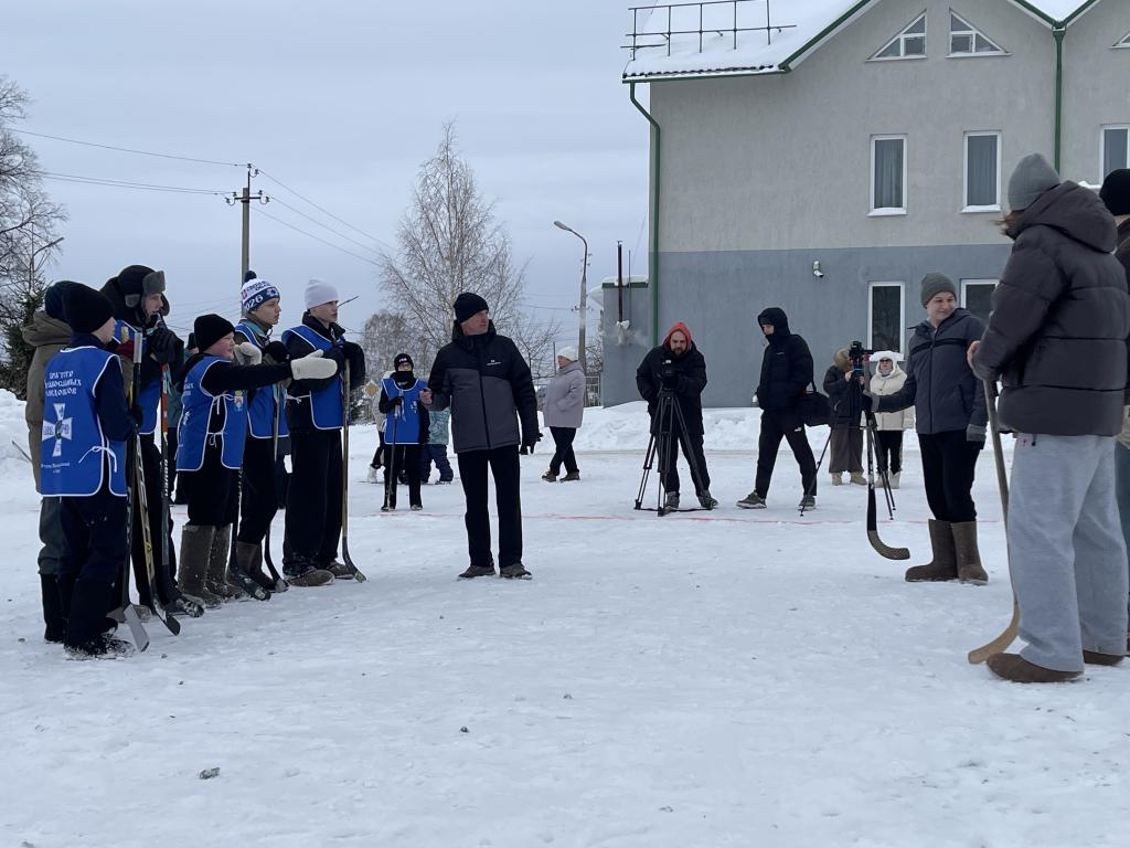 Первыми на поле вышли серовчане (в синих майках) и краснотурьинцы. Фото: Анна Куприянова, "Глобус" Первыми на поле вышли серовчане (в синих майках) и краснотурьинцы. Фото: Анна Куприянова, "Глобус"