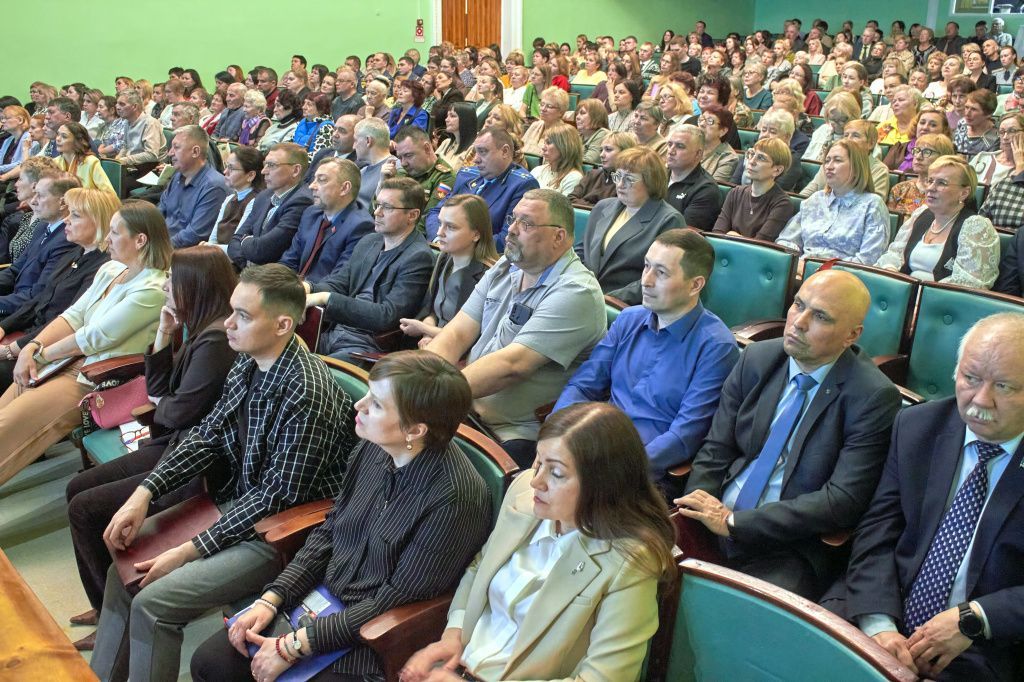 В первых рядах слушателей — депутаты нынешнего созыва городской Думы. Фото: Вадим Аминов, «Вечерний Краснотурьинск»