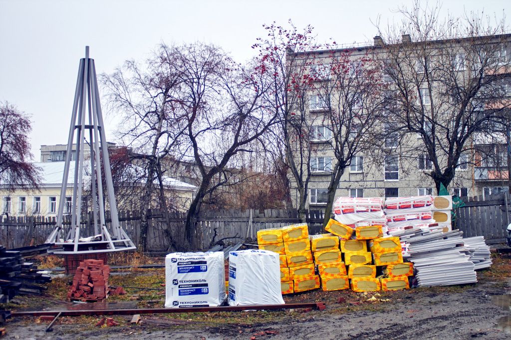 Имам благодарит тех, кто помогает в строительстве мечети. В частности, жертвует стройматериалы. Фото: Вадим Аминов, «Вечерний Краснотурьинск»