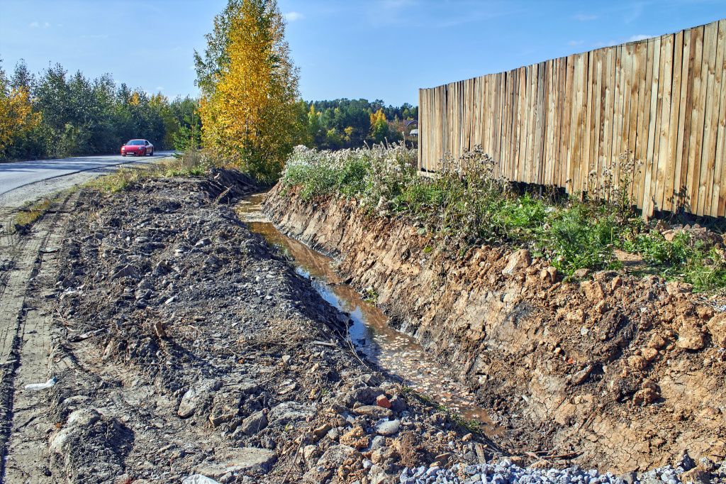 Пару лет назад канаву в этом месте уже делали. Но администрация не подтвердила свою причастность к ней. Фото: Вадим Аминов, «Вечерний Краснотурьинск» 