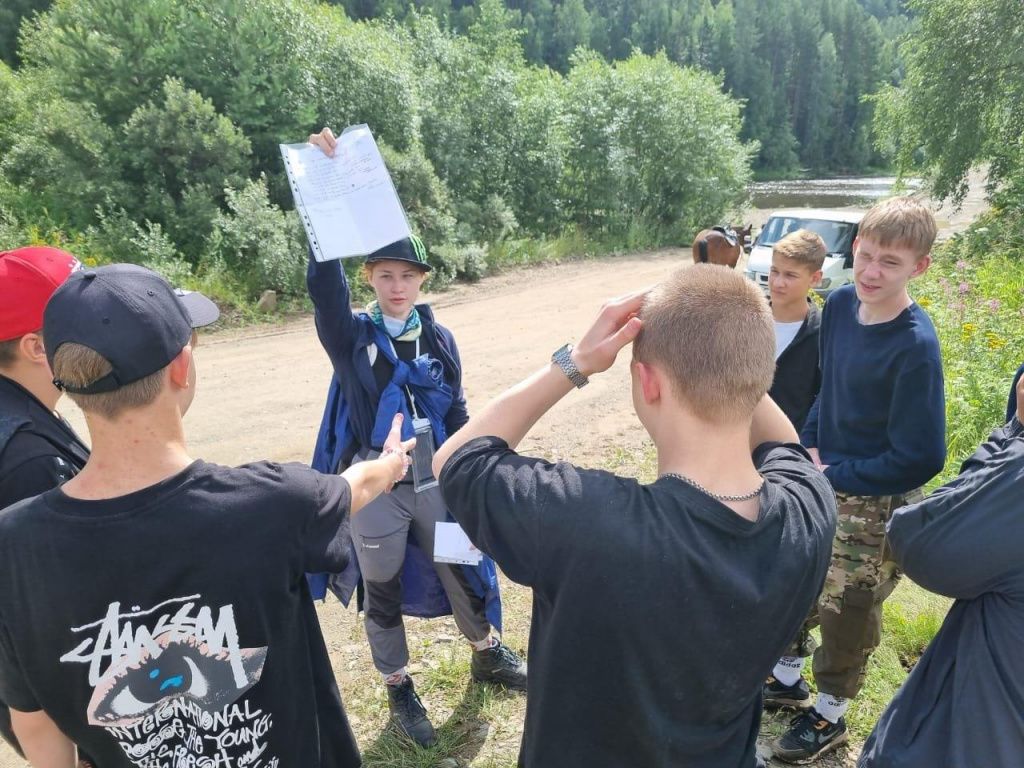 Подростки знакомились с прикладной частью геологического быта. Фото: Светлана Гутовская