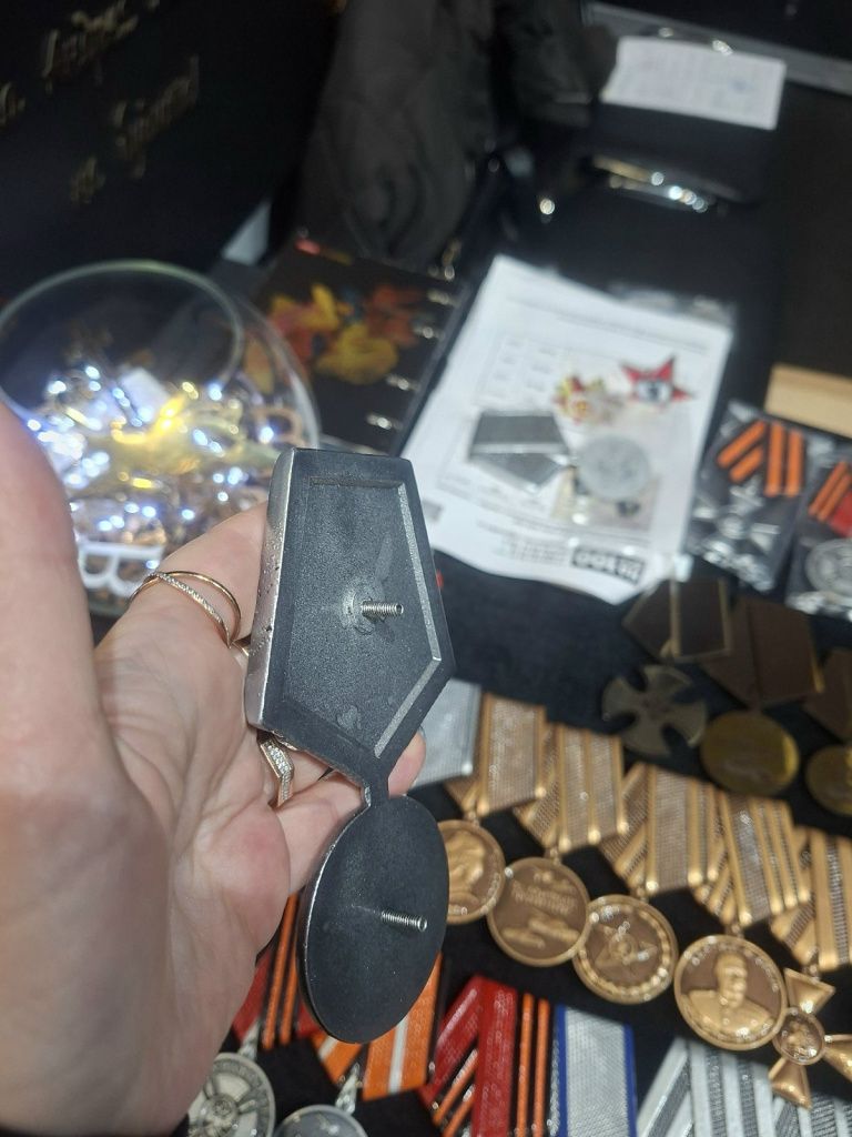 Есть возможность установить на надгробном камне металлические изделия, например – награды. Дмитрий Киреев отмечает, что это не приживется из-за вандалов. Фото: компания «Обряд»