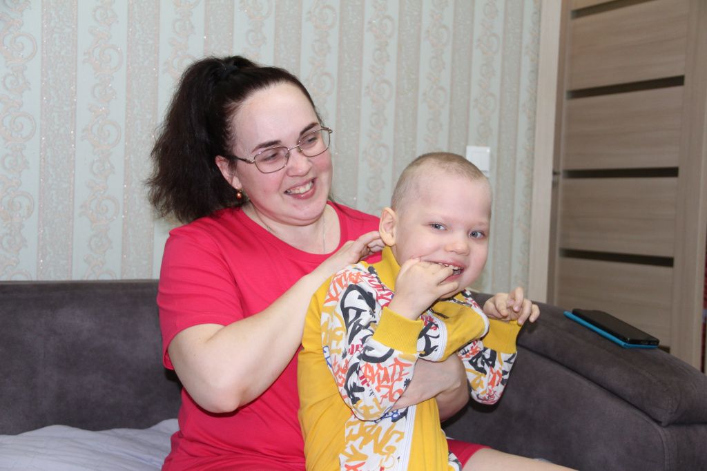 Петровы верят, что постоянные занятия со специалистами помогут их сыну жить полноценной жизнью. Фото: Анна Куприянова, "Глобус"