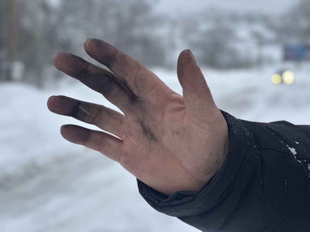 Возгорание электроприборов люди тушили руками. Фото: Мария Шевнина, «Вечерний Краснотурьинск» Люди бросались тушить возгорания электроприборов руками. Фото: Мария Шевнина, «Вечерний Краснотурьинск»