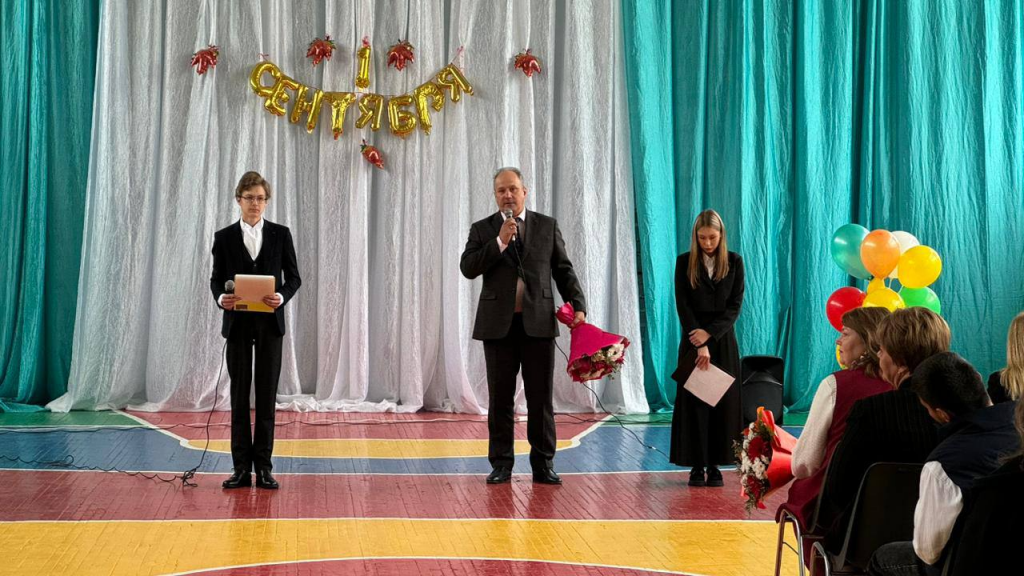 2 сентября в школе звучали поздравления с новым учебным годом. Фото: Екатерина Голодова