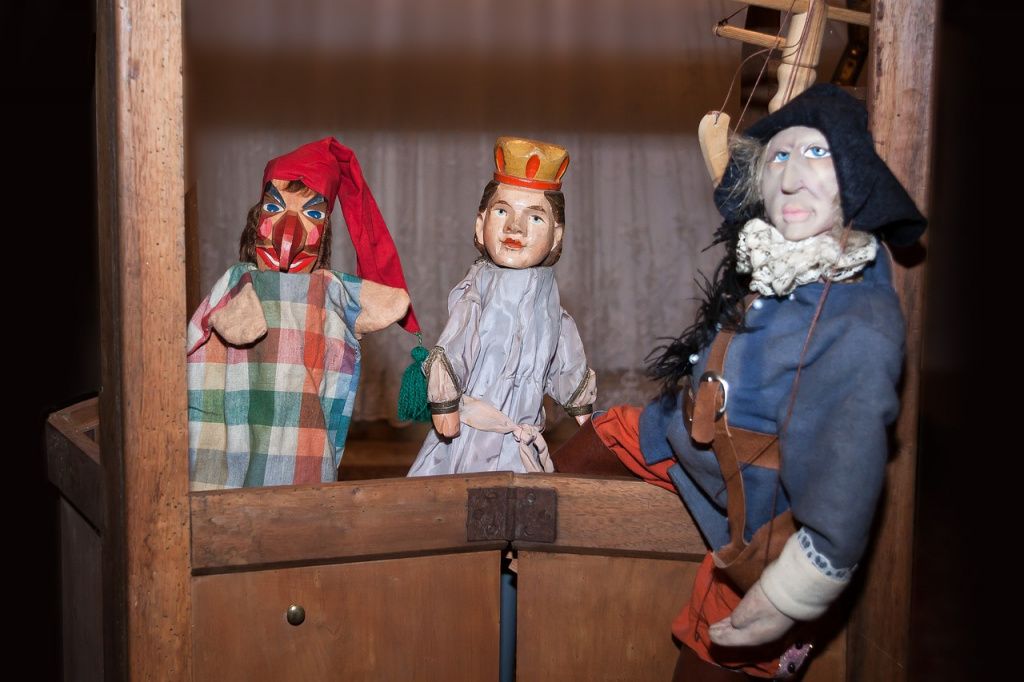 Как вариант развлечения для домашнего нового года – самодельный кукольный театр. Фото: www.pixaby.com