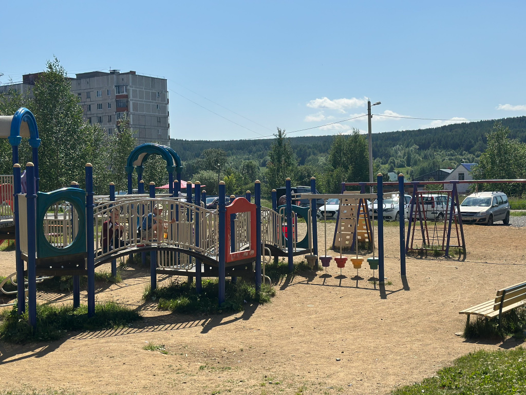 Жители дома №13 по улице Клубной хотят такую же площадку, как, например, во дворе дома №98 по улице Ленина. Фото: Мария Шевнина, «Вечерний Краснотурьинск»