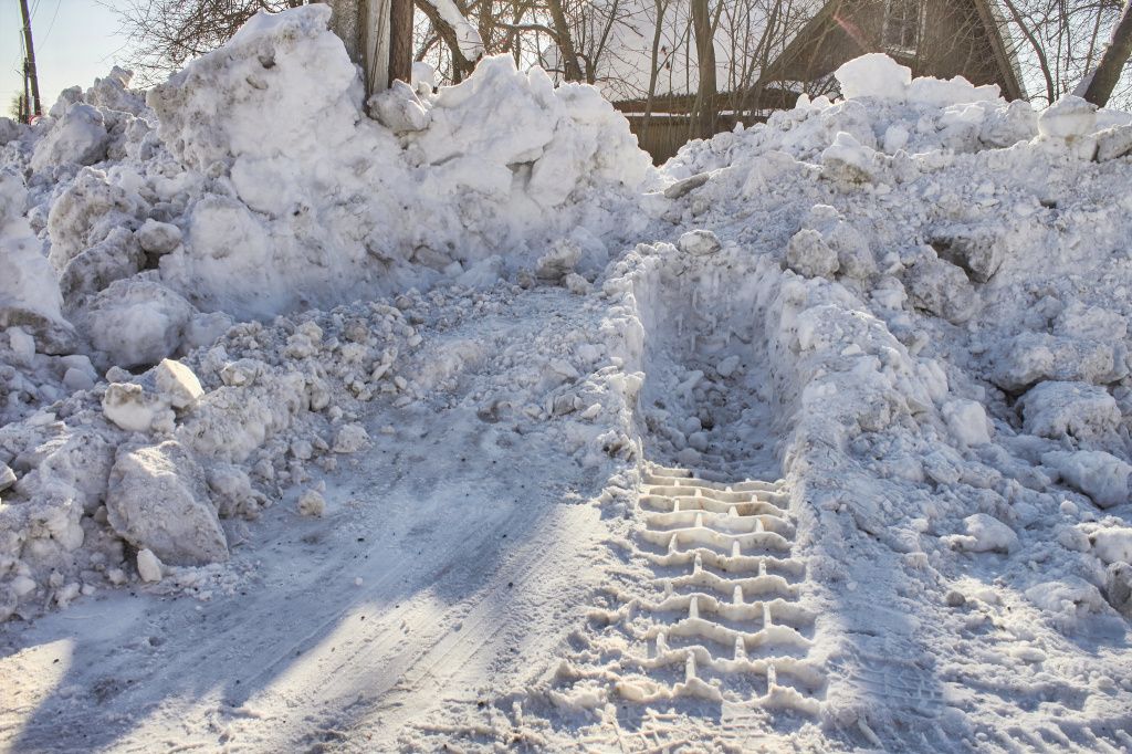 В поселковом совете пенсионерке сказали, что техники и средств на уборку сугробов нет. Фото: Вадим Аминов, «Вечерний». Краснотурьинск"