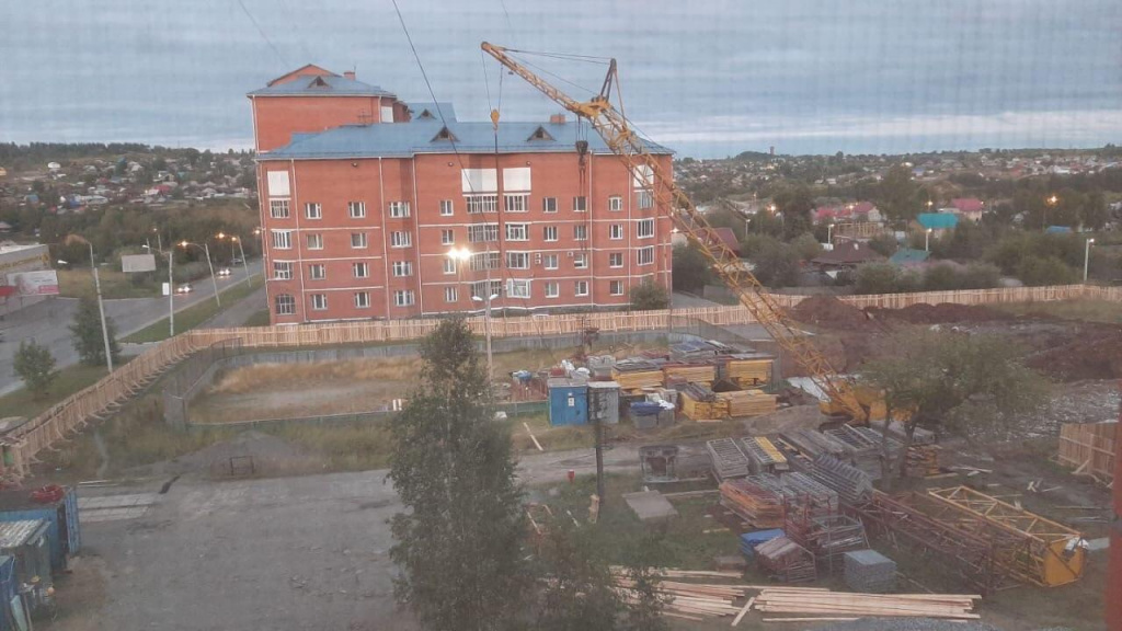 Из окон соседних домов строительная площадка выглядит сейчас так. Фото: Юлия Миннебаева