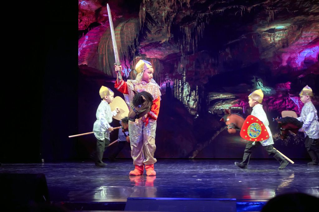 Зрители увидели 19 спектаклей о защитниках Отечества: от былинных богатырей и до героев Великой Отечественной войны. Фото: Вадим Аминов, «Вечерний Краснотурьинск»