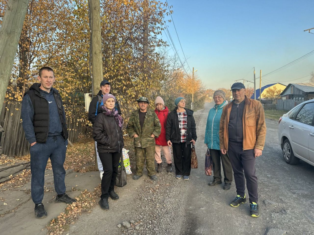 Жители Попова просят разгрузить дорогу на их улице. Фото: Мария Шевнина, «Вечерний Краснотурьинск»