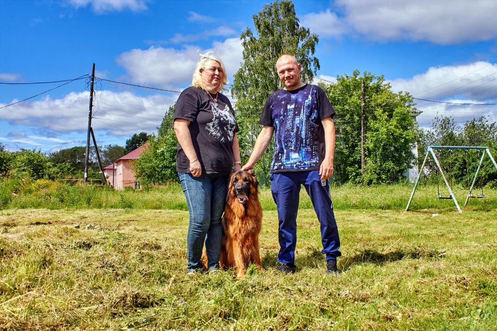 «Для собаки участие в поисках — это не только приключение, но и самоутверждение, что ли... Он чувствует пользу. И, как и все собаки, очень любит похвалу. Идет рядом и думает: «Хвали меня, хвали! Я — хороший мальчик». Фото: Вадим Аминов, «Вечерний Краснотурьинск»