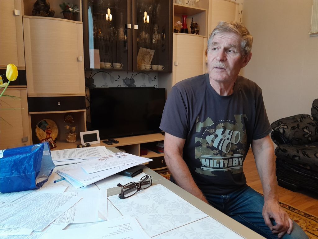 В квитанциях за оплату коммунальных услуг за май Виктору Вдовкину насчитали сумму больше, чем он оплачивал январе и феврале. Фото: Михаил Бобков, "Вечерний Краснотурьинск"