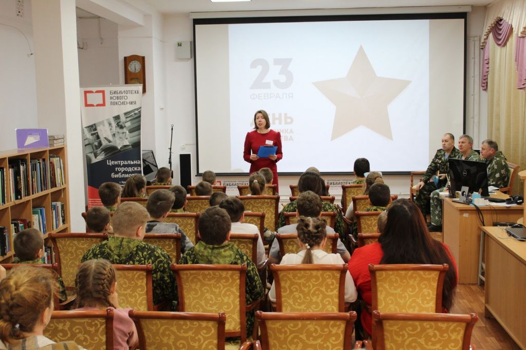 Библиотекарь Ирина Быкова рассказала детям об истории праздника. Фото: А. Смирнова