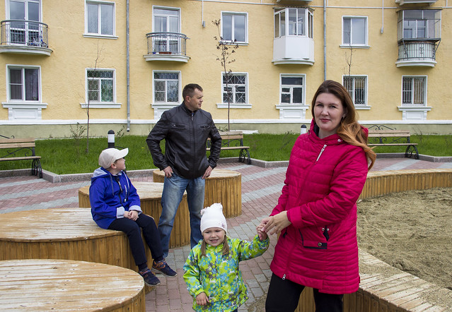 Татьяна с мужем Виталием и детьми гуляют на обновленной набережной по случаю годовщины свадьбы. Фото: Дмитрий Грищук