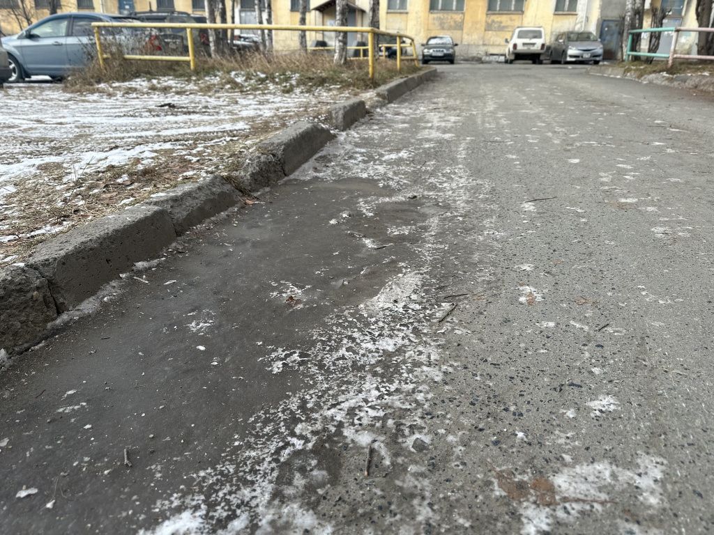 Правая сторона свежего асфальта за год начала оседать. Фото: Мария Шевнина, «Вечерний Краснотурьинск»