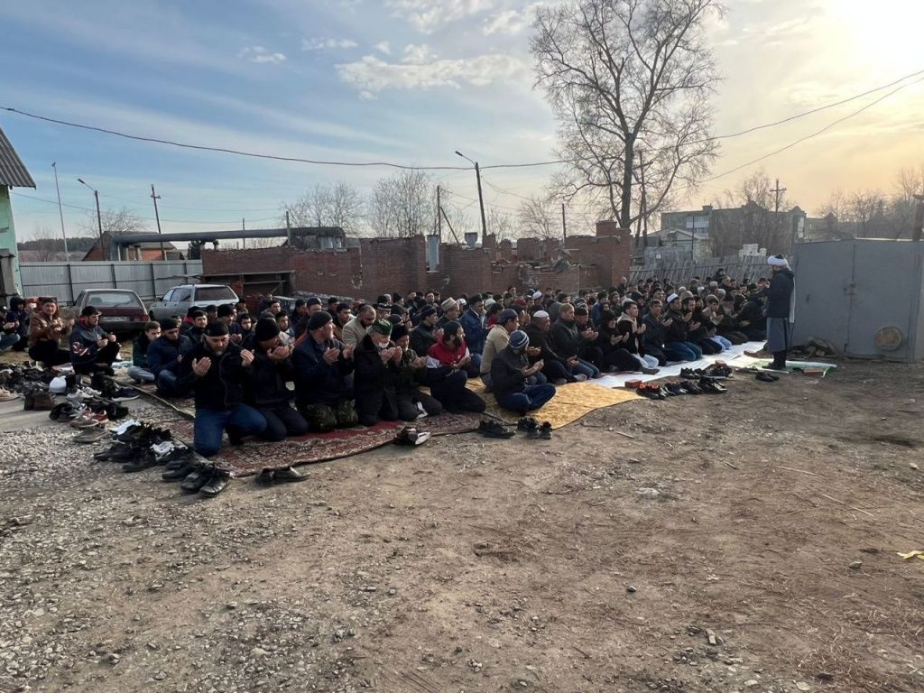 На праздничные молитвы собирается до 500 человек. Фото: Шерзод Маматкулов