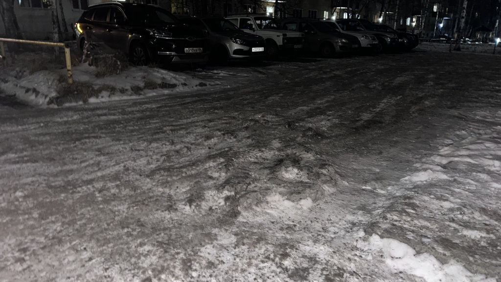 Фотография ямы была сделана 4 декабря, сегодня. 10 декабря, все плотно покрыто снегом. Фото: Мария Шевнина "Вечерний Краснотурьинск" 