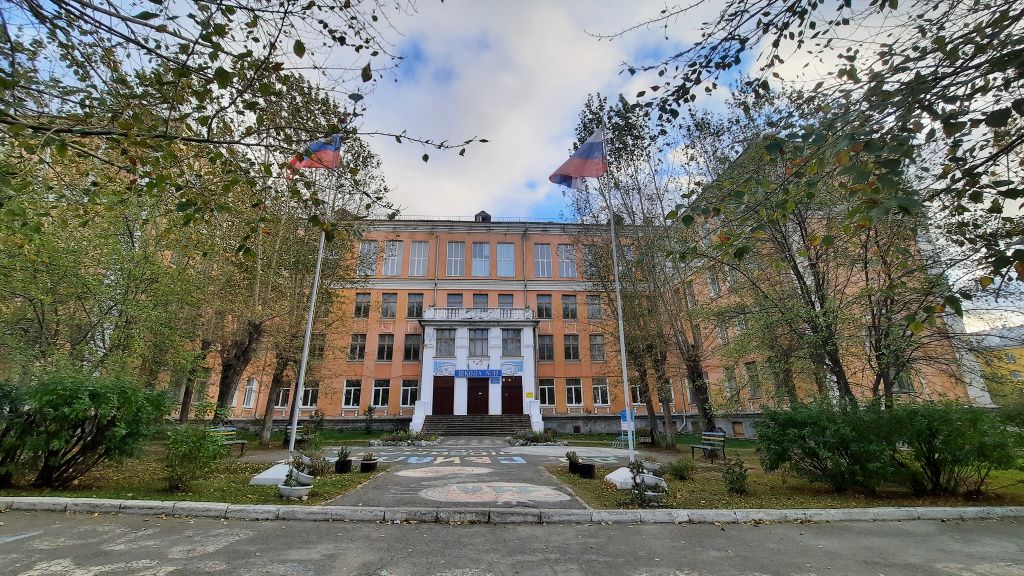 Здание 32-й школы построено и введено в эксплуатацию в 1958 году. Фото: Александр Сударев, «Вечерний Краснотурьинск»