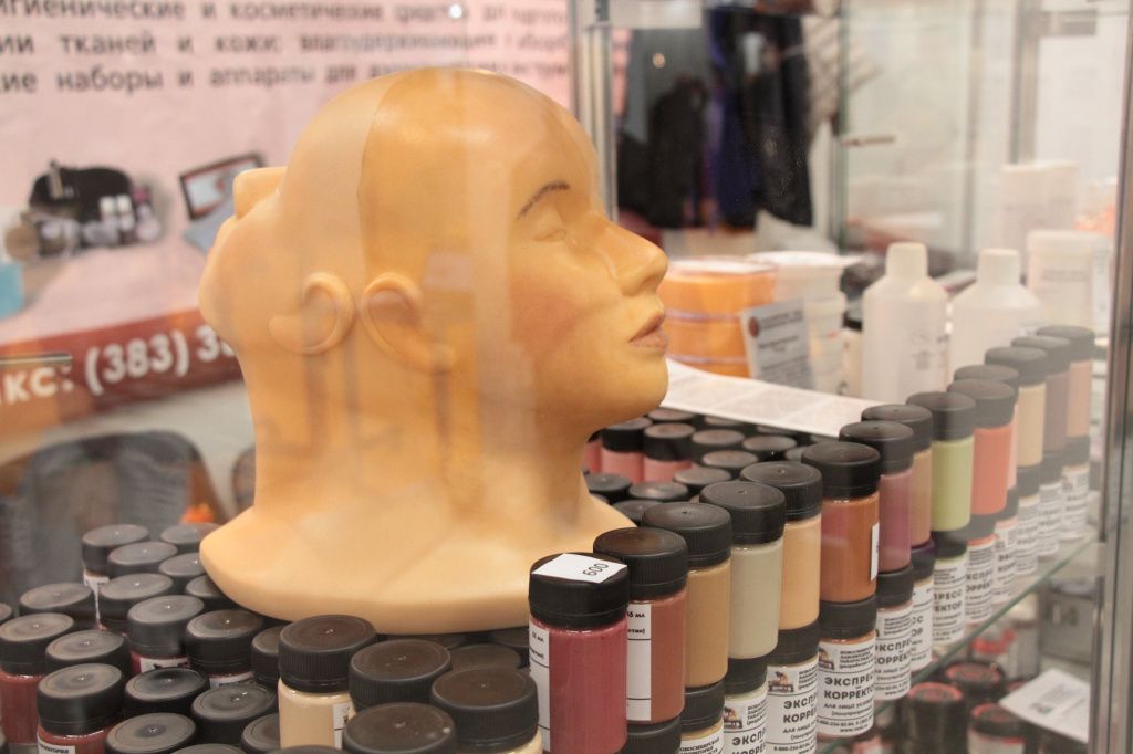 Посмертный макияж стал неотъемлемой частью подготовки усопшего к церемонии прощания. Фото: Константин Бобылев, “Глобус”