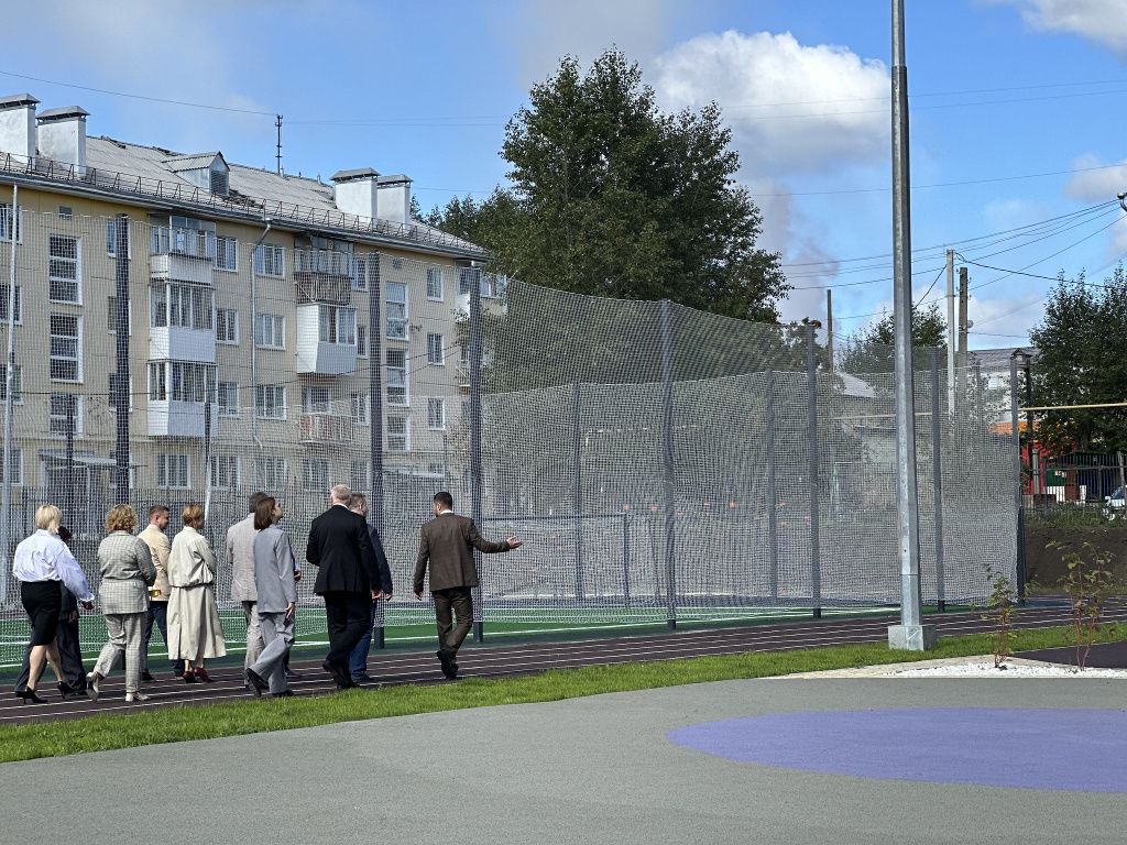 Двор школы оснащен современными площадками для отдыха и развлечений, а также спортивным комплексом для активного досуга и тренировок. Фото: Мария Шевнина, «Вечерний Краснотурьинск»