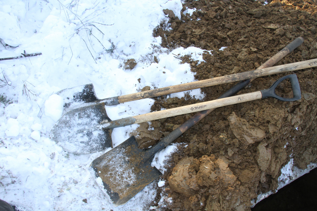 У каждого копаля в арсенале три лопаты - «выкидуха», «универсалка» и «штык». Фото: Константин Бобылев, "Глобус"