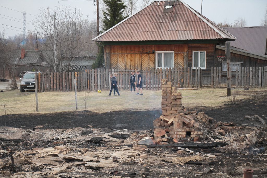 На следующий день после пожара... Фото: Константин Бобылев, «Глобус»