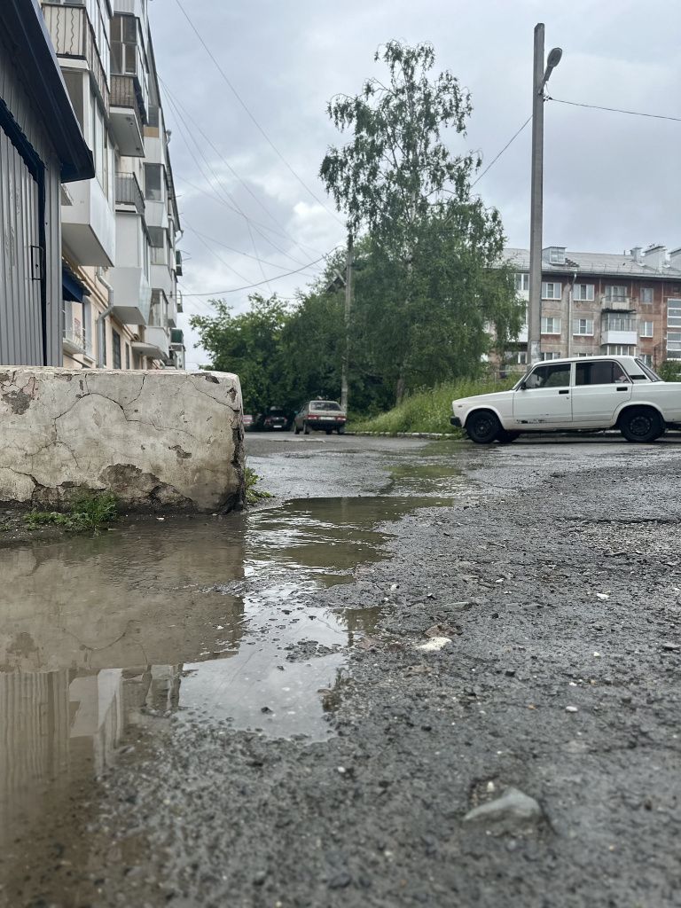 По двору бежит вода. Фото: Мария Шевнина, «Вечерний Краснотурьинск»