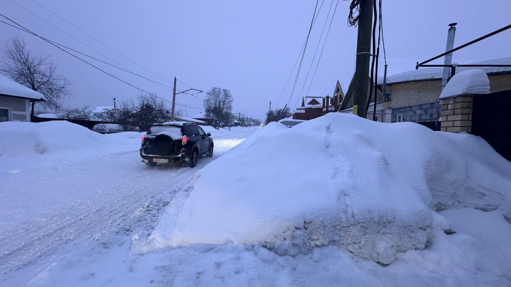 На сугробе очерчена полоса, Артем утверждает, что по ней должна идти дорога. Фото: Мария Шевнина, «Вечерний Краснотурьинск». 