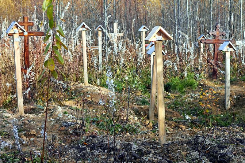 Захоронения под номерами на кладбище «Камешок» – сколько здесь похоронено людей, о смерти которых не сообщили родственникам? Фото: Вадим Аминов, «Вечерний Краснотурьинск»