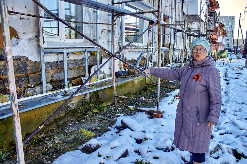 Фаузия Галимзянова: “Приходила комиссия. Сказали: "Нынче заделывать не будем, немножко только вот это вам сделаем и все". Фото: Вадим Аминов, “Вечерний Краснотурьинск”
