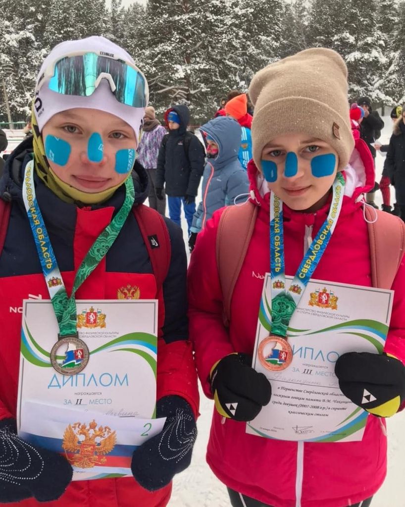 Краснотурьинские лыжницы: Альвина Есаулкова (слева) и Юлия Баландина (справа)заняли второе и третье места соответственно. Фото: СШОР