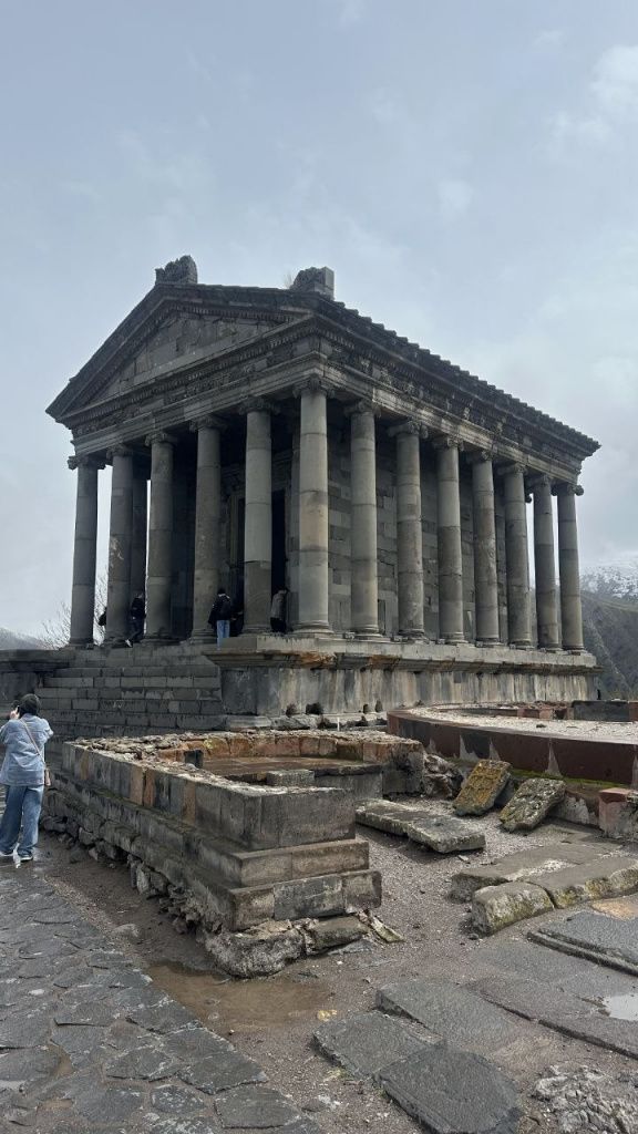 Храм Гарни посвящен древнеармянскому богу солнца — Митре (Мгер). Построен в 77 году н. э. армянским царем Трдатом I. Фото: Екатерина Баязитова Храм Гарни посвящен древнеармянскому богу солнца — Митре (Мгер). Построен в 77 году н. э. армянским царём Трдатом I. Фото: Екатерина Баязитова