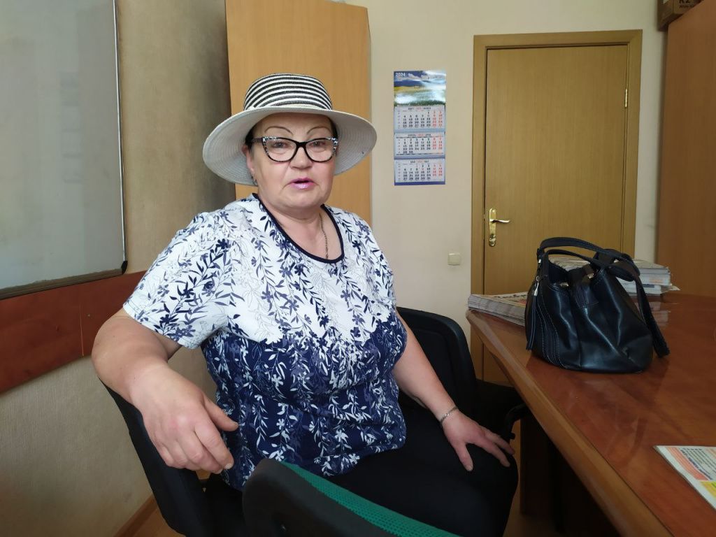 Пенсионерка Татьяна Клеван рассказала, что примерно двадцать садоводо не смогли уехать домой на автобусе, так как транспорт просто не приехал. Фото: Михаил Бобков, "Вечерний Краснотурьинск"