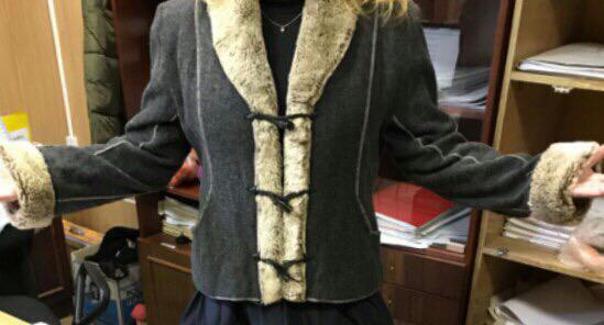 ...а вот такое короткое и старое пальто (явно женское) приехало в посылке в поселок Таежный. Обе фотографии предоставлены Фардией Рахимовной