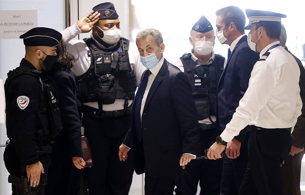 Бывший президент Франции Николя Саркози (в центре) Фото: Николя Саркози (в центре) © EPA-EFE/IAN LANGSDON / ТАСС