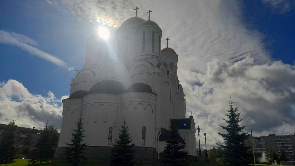 Светящее солнце сквозь крест на куполе Спасо-Преображенского храма. Фото: Андрей Гребенкин, «Глобус»