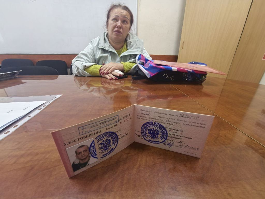 «Брат безвредным был. Из тех, что последнюю рубаху с себя снимет и отдаст», — говорит Елена Жданова, сестра убитого Дмитрия Зайкова. Фото: Андрей Клейменов, «Вечерний Краснотурьинск»