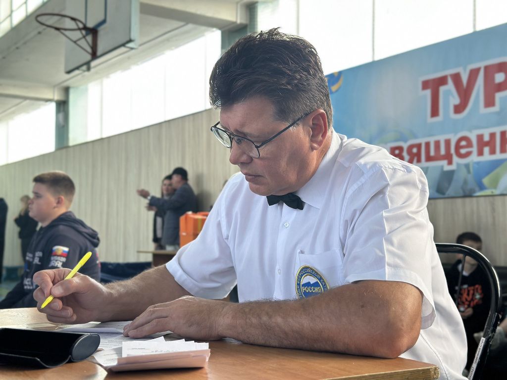 Николай Кокорин впечатлен подготовкой спортсменов. Фото: Мария Шевнина, «Вечерний Краснотурьинск». 