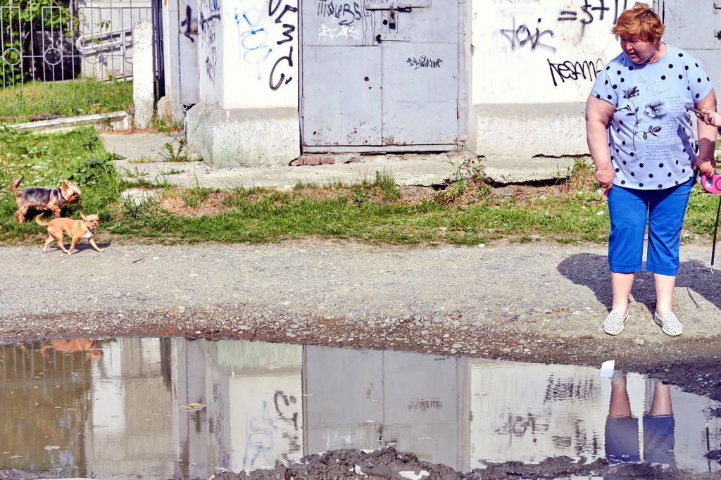 Надежда Краснобородкина недовольна "болотом" возле мусорных баков. Фото: Вадим Аминов, "Вечерний Краснотурьинск"