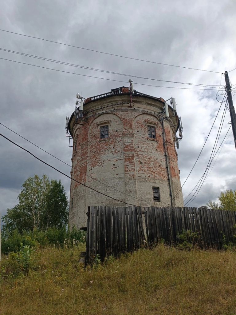 Водонапорная башня стоит на горе Голой. Фото: Глеб Габбазов