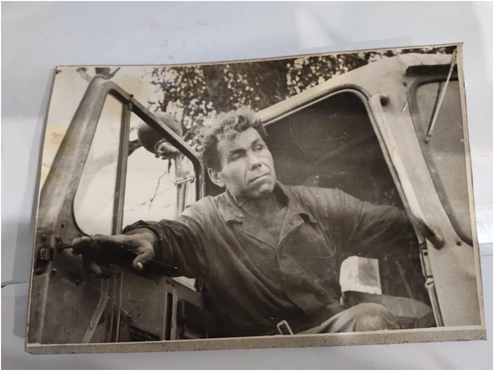 Николай Михайлович работал трактористом, спал по 4 часа в сутки. Фото из семейного архива Веры Крыловой