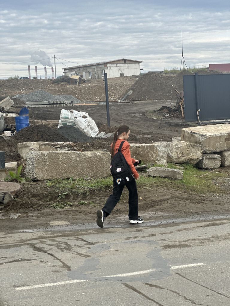 Грязь приходится обходить по дороге. Фото: Мария Шевнина, «Вечерний Краснотурьинск» Грязь приходится обходить по дороге. Фото: Мария Шевнина, «Вечерний Краснотурьинск»