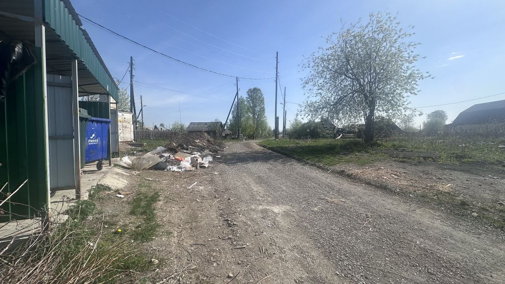 Свалка тянется от мусорных баков. Фото: Мария Шевнина, "Вечерний Краснотурьинск" Свалка тянется от мусорных баков достаточно далеко. Фото: Мария Шевнина, "Вечерний Краснотурьинск"