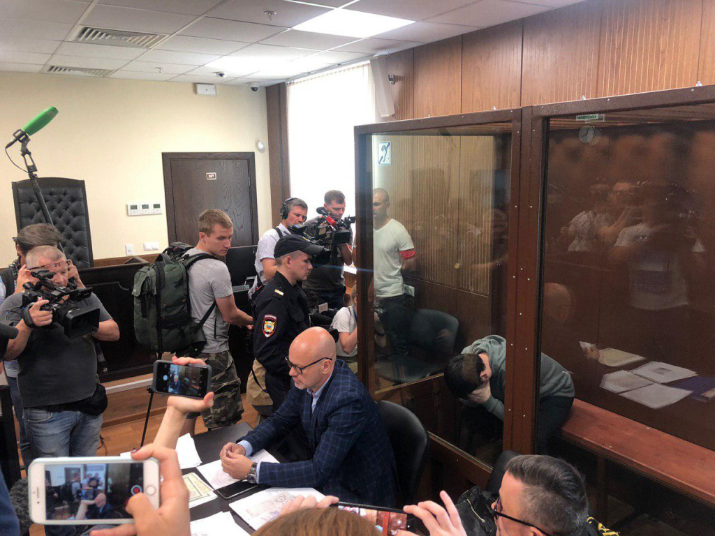 Мать подсудимого умоляла суд оставить сына на свободе: «Прошу еще раз прощения, извинения и молю вас. У всех есть дети и не желаю никому попасть на мое место. У меня уходит здоровье. А он моя правая рука. Он рос без отца, а его дети не должны расти без отца». На фото – Беглец в зале суда. Фото: «Медиазона» Мать подсудимого умоляла суд оставить сына на свободе: «Прошу еще раз прощения, извинения и молю вас. У всех есть дети и не желаю никому попасть на мое место. У меня уходит здоровье. А он моя правая рука. Он рос без отца, а его дети не должны расти без отца». На фото – Беглец в зале суда. Фото: «Медиазона»