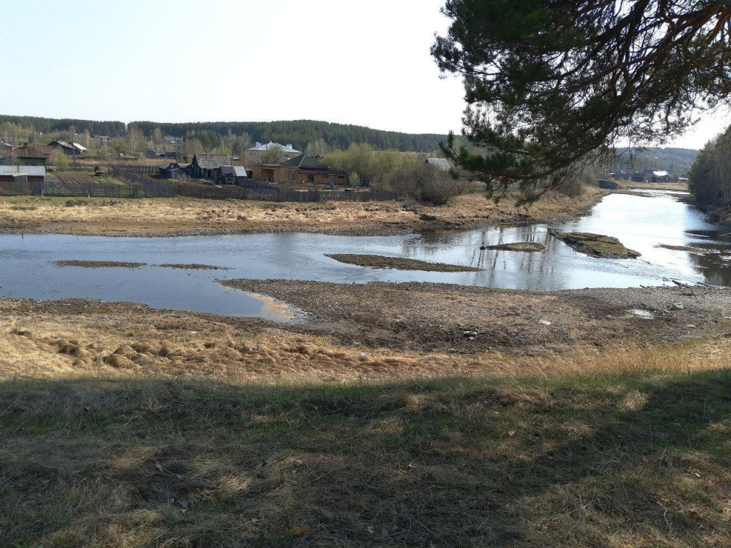 Так выглядит Турья этой весной в Карпинске. Здесь в свое время был пляж и лодочная станция. Фото предоставлена читателем газеты "Вечерний Карпинск"