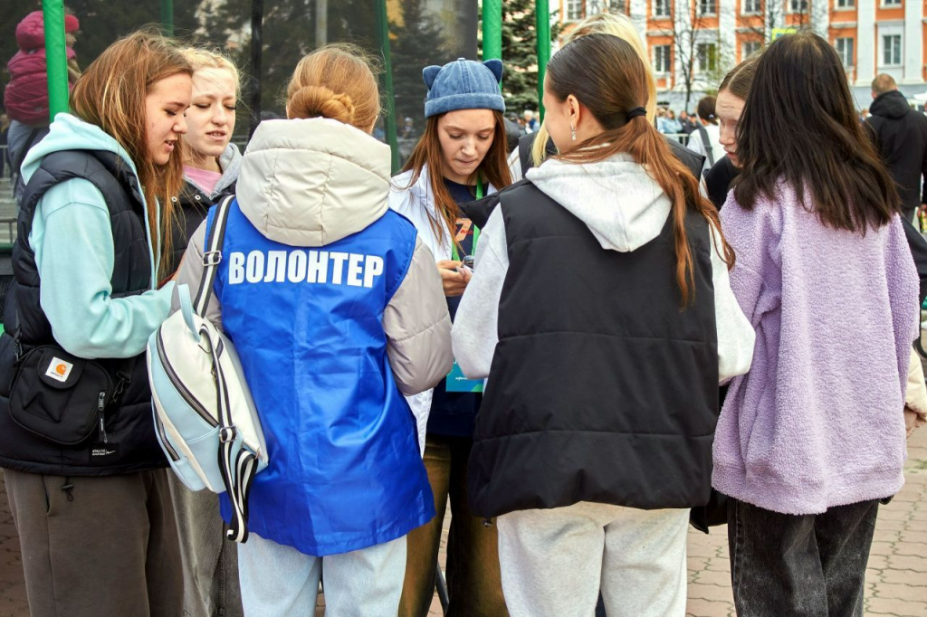 На площади работали волонтеры, помогавшие зрителям проголосовать за выбор объектов для благоустройства. Фото: Вадим Аминов, «Вечерний Краснотурьинск»