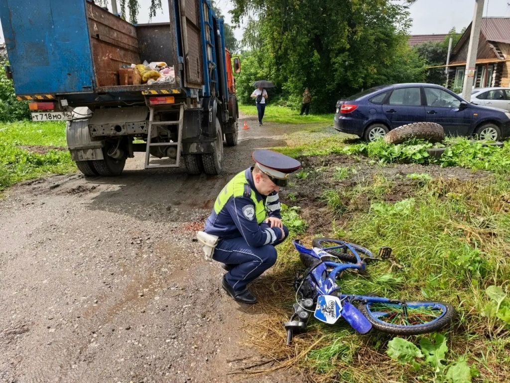 Ребенок упал с велосипеда и не успел подняться. Фото: Управление Госавтоинспекции по Свердловской области
