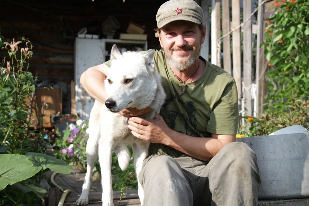 Рыбак Алексей Трубин и его собака Белка. Фото: Константин Бобылев, архив "Глобуса"