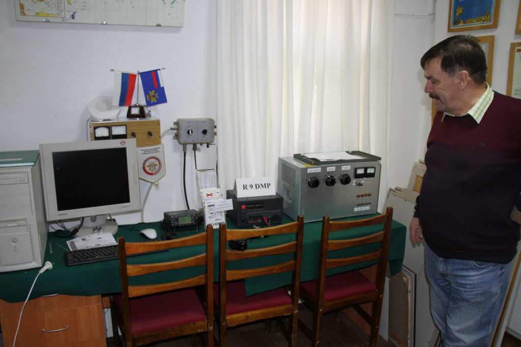 Сергей Грибакин показывает любительскую радиостанцию. Фото: Константин Бобылев, "Глобус"